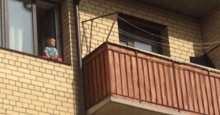 Малыш ходил по подоконнику на 4 этаже: на 26-летнюю мать завели уголовное дело