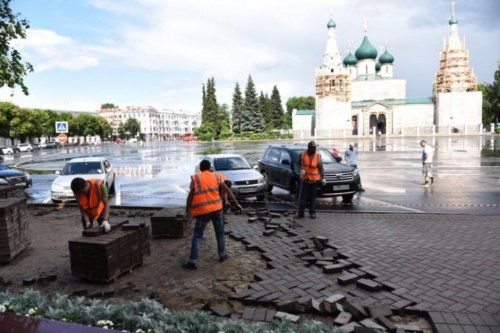 В Ярославле ремонтируют тротуары в зоне ЮНЕСКО