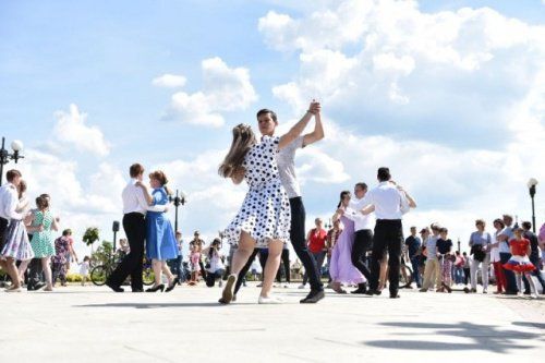 В День России на Стрелке танцевали вальс