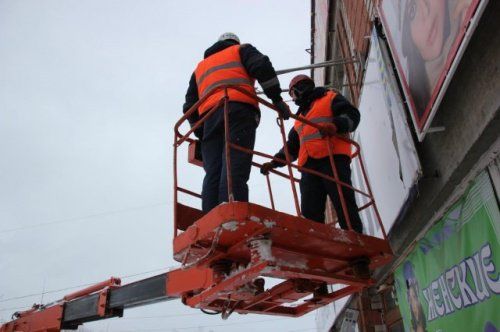 В Ярославле на Ленинградском проспекте сняли незаконную рекламу 