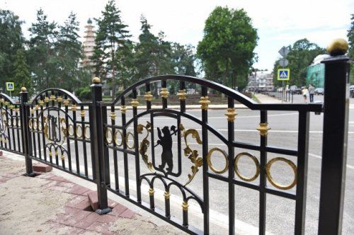 В Ярославле на Советской площади устанавливают новые ограждения 