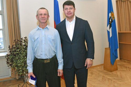 В Ярославле наградили дворника, спасшего ребенка на пруду 