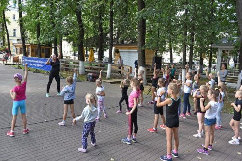 В Ярославле на Первомайском бульваре горожане делали зарядку 