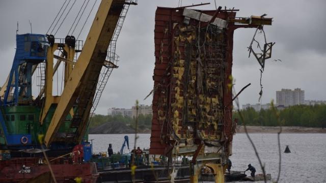 Завершается демонтаж затонувшего ресторана-дебаркадера