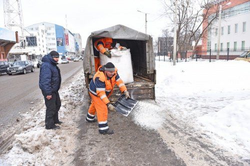 В Ярославле обрабатывают дороги и тротуары сертифицированными реагентами