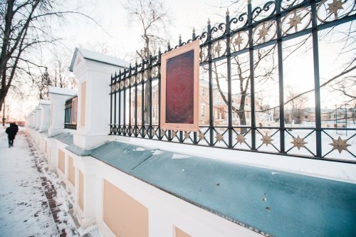 На заборе Ярославского художественного музея прошла негласная выставка «Я-М-2». Художник P. V. Y. представил работы, выполненные в технике «моллибус», а через два часа они исчезли