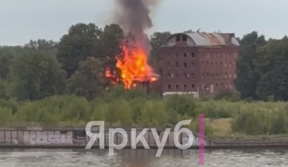 В Ярославле горит памятник архитектуры