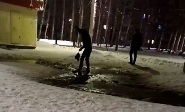В Переславле мужчина у всех на глазах сворачивал уткам шеи