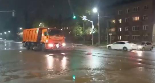 Город замело: как в Ярославле снегоуборочная техника справилась со снегопадом