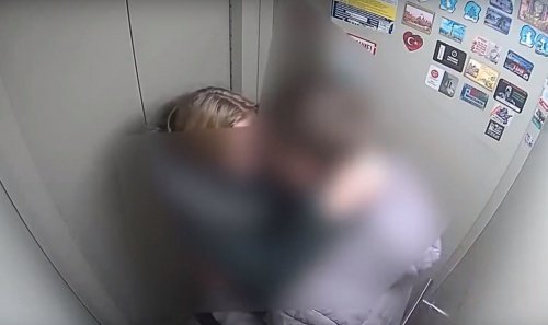 В Ярославле пара во время объятий случайно сломала лифт