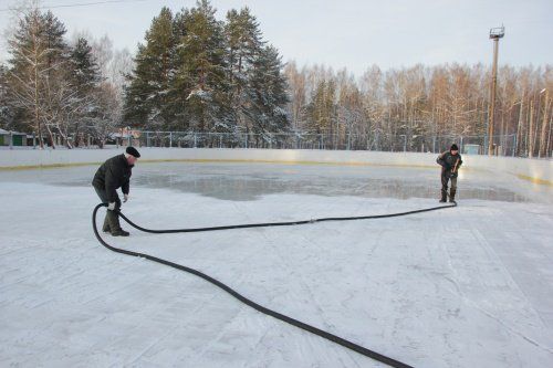 В Ярославле заливают катки 
