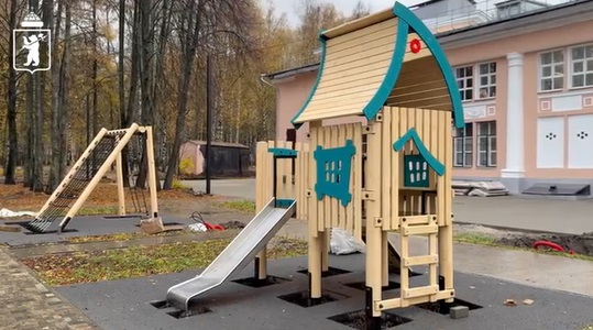 В ярославском сквере установили гимнастический комплекс для детей