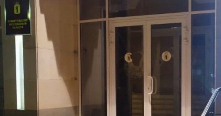 Полиция нашла вандала, который разбил дверь правительства