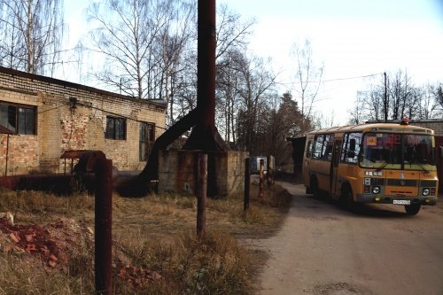 В Красных Ткачах дети ходят в школу рядом с заросшей мазутной ямой