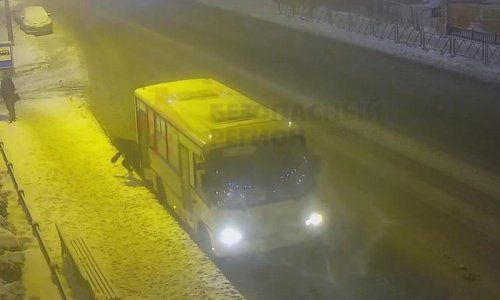 В Ярославле маршрутка протащила женщину, которую зажало в дверях: видео