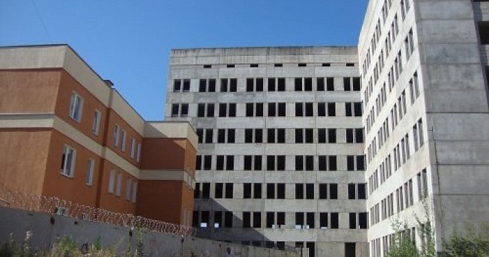 В Ярославле приступили к сносу недостроенной детской поликлиники на Батова