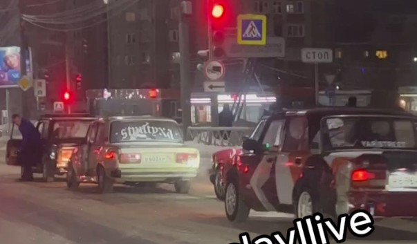 Ярославские стритрейсеры устроили дрифт на Московском проспекте