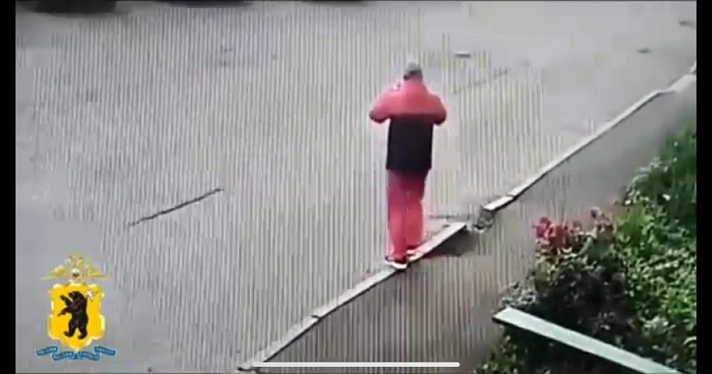 Подозреваемый в убийстве детей попал на запись видеокамеры