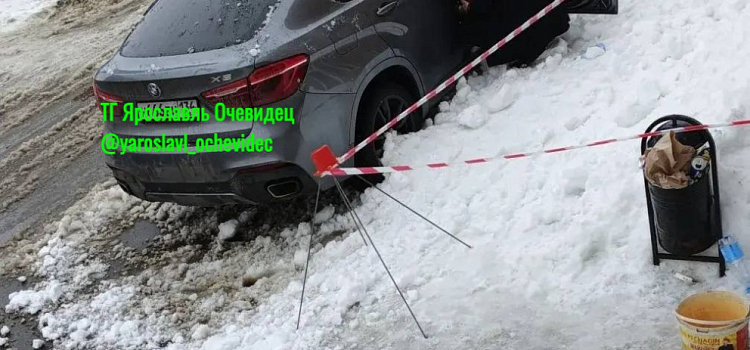 В посёлке под Ярославлем снежная глыба рухнула на автомобиль с ребёнком