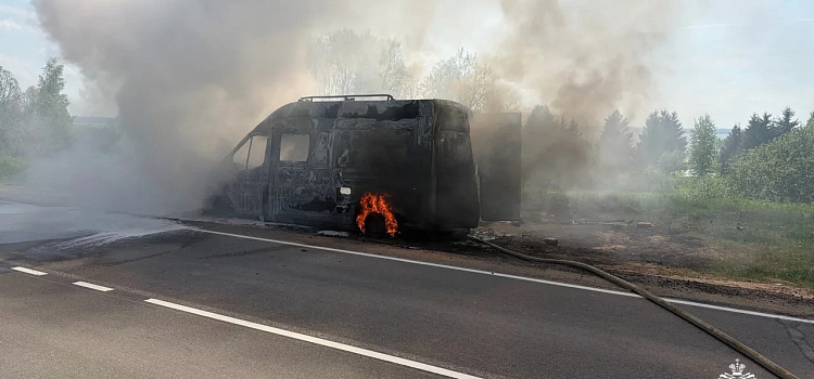 В Ярославской области загоревшийся фургон подпалил рядом стоящий автомобиль _316035