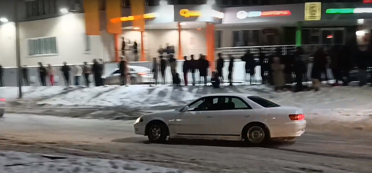 Ярославские стритрейсеры устроили опасный дрифт на «Жигулях»_228371