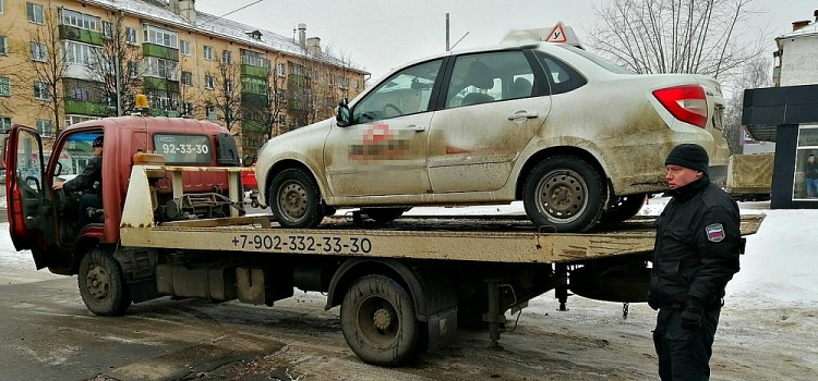 У ярославской автошколы арестовали учебные машины за долги владелицы 