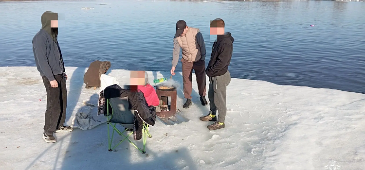 Под Ярославлем молодёжь делала шашлыки на дрейфующей льдине_313740