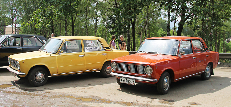 Снова в строю. В Ярославской области прошёл масштабный автопробег машин прошлого века_298170