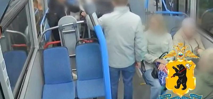 В Ярославле мужчина в электробусе достал нож
