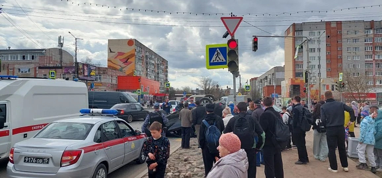На центральном перекрёстке Тутаева в ДТП пострадал водитель иномарки_314622
