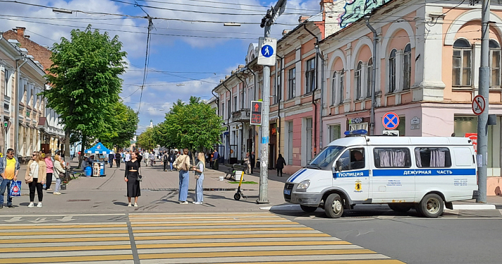 В центре Ярославля буйный молодой человек при задержании ударил по лицу полицейского