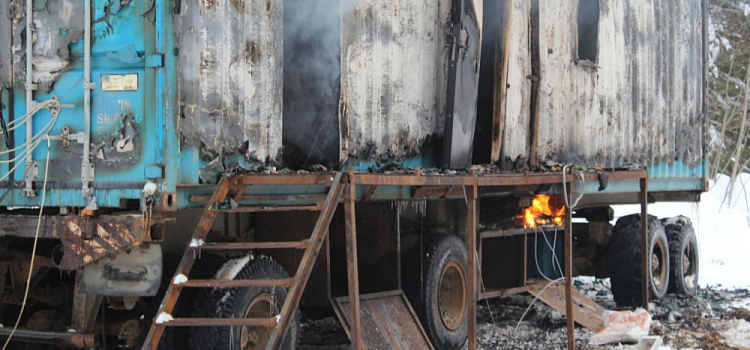 В Ярославской области двое рабочих пострадали при взрыве газа в бытовке