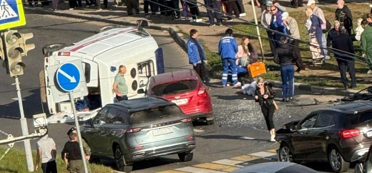 В Тутаеве скорая помощь опрокинулась после столкновения с легковушкой