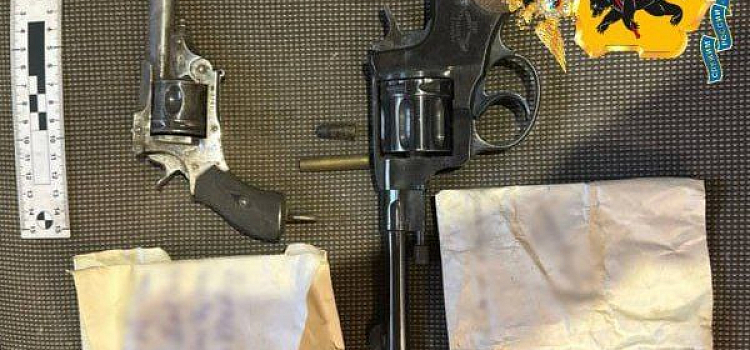 Дореволюционный «схрон»: в стене одного из домов в Ярославле обнаружили два револьвера с патронами