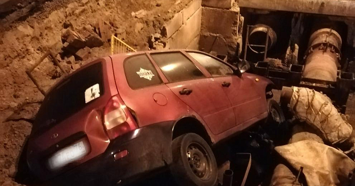 В Ярославле автомобиль въехал в раскопанную теплотрассу: фото