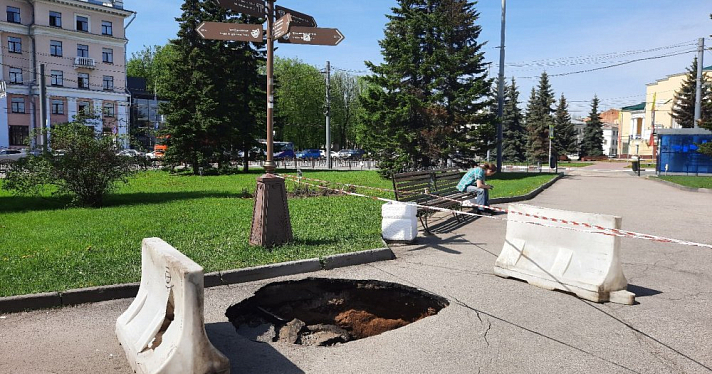 В Ярославле у Знаменской башни провалился асфальт