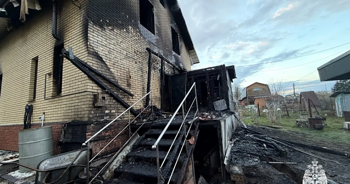 При пожаре на даче под Ярославлем погибла женщина, мужчина и девушка пострадали