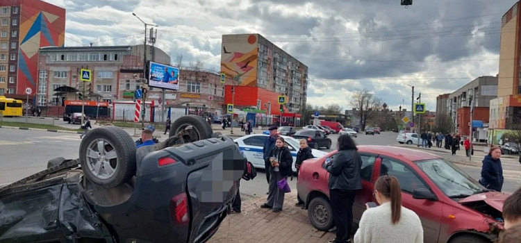 На центральном перекрёстке Тутаева в ДТП пострадал водитель иномарки