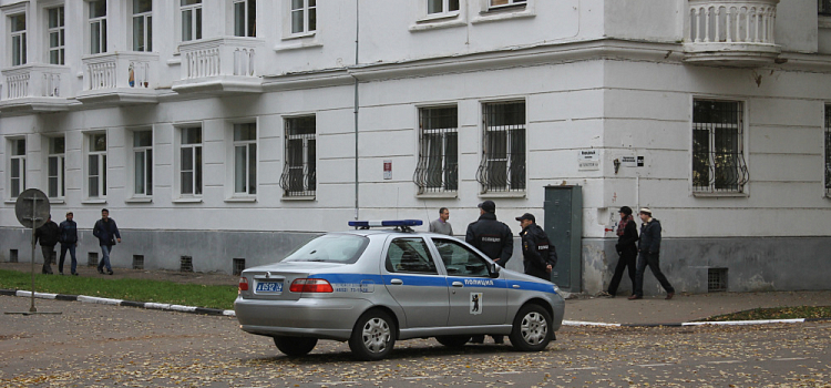 В центре Ярославля у кафе ограбили мужчину