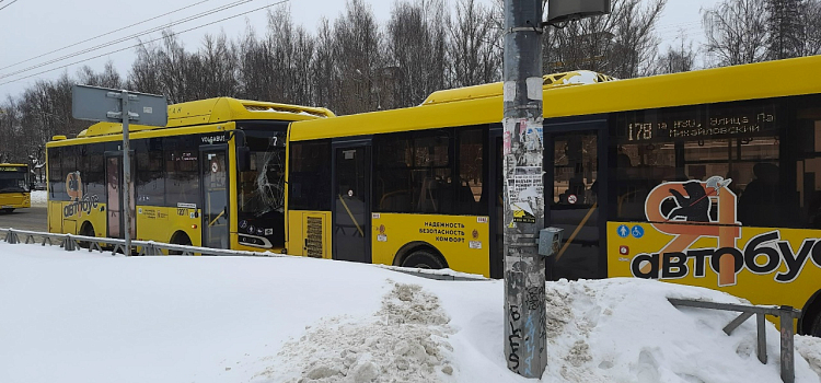 «Главное — живы остались»: в Ярославле столкнулись два автобуса_311403