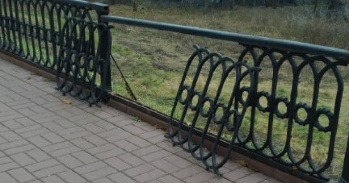 Фото дня. В Ярославле от рук вандалов пострадало ограждение на набережной