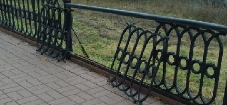 Фото дня. В Ярославле от рук вандалов пострадало ограждение на набережной