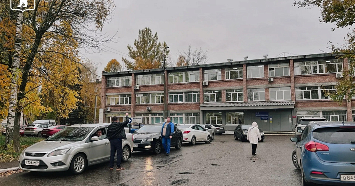 В Ярославле обсудили организацию дополнительных парковочных мест у больницы