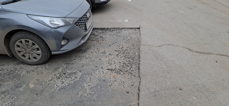 Ярославцев напугали проседающие асфальт и плитка на улице Депутатской_294748
