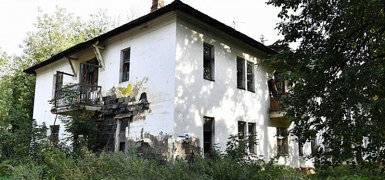 «Оставаться в помещении опасно». Аварийный дом на Белинского в Ярославле расселят