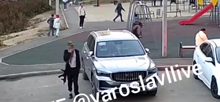 Рядом с детской площадкой в Ярославле разгуливал мужчина с автоматом
