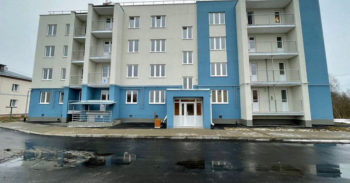 Скоро новоселье: в посёлке Каменники под Рыбинском наконец-то сдали дом, строительство которого контролировала прокуратура