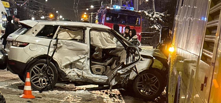 Land Rover выехал на встречную полосу: в Рыбинске в ДТП с автобусом пострадали четыре человека_310078