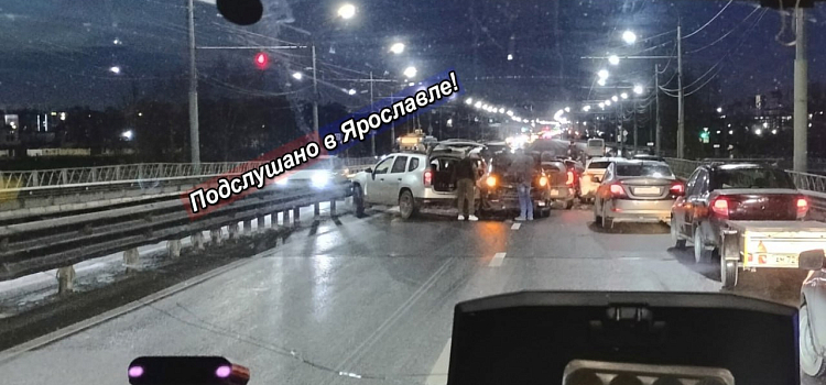 В Ярославле на мостах и путепроводах случились массовые аварии_285231