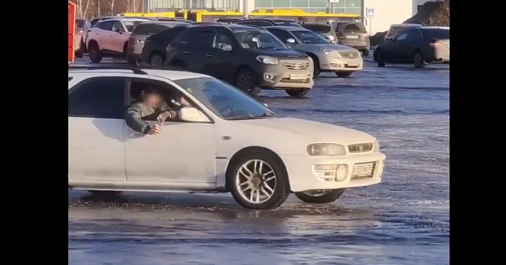 В Ярославле оштрафовали водителя за дрифт у торгового центра